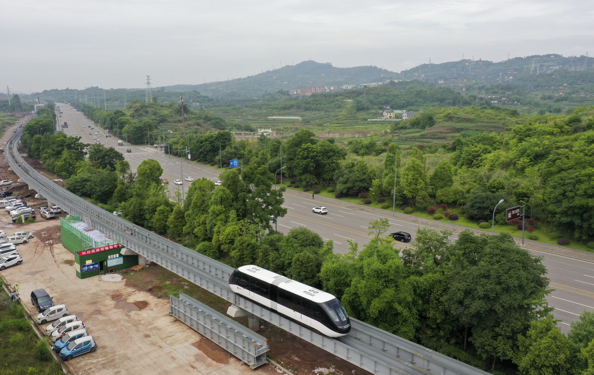 6月3日，一台“云巴”在专用运行轨道上进行调试（无人机照片）。